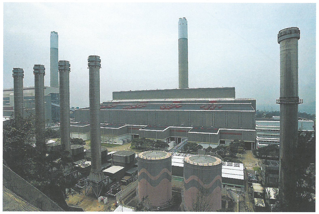 有多條高煙囪及大型工業建築物的發電廠照片