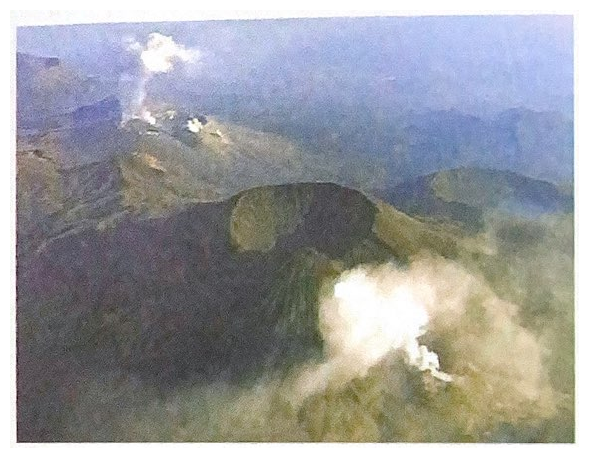 火山口的空中照片,有蒸氣及氣體冒升